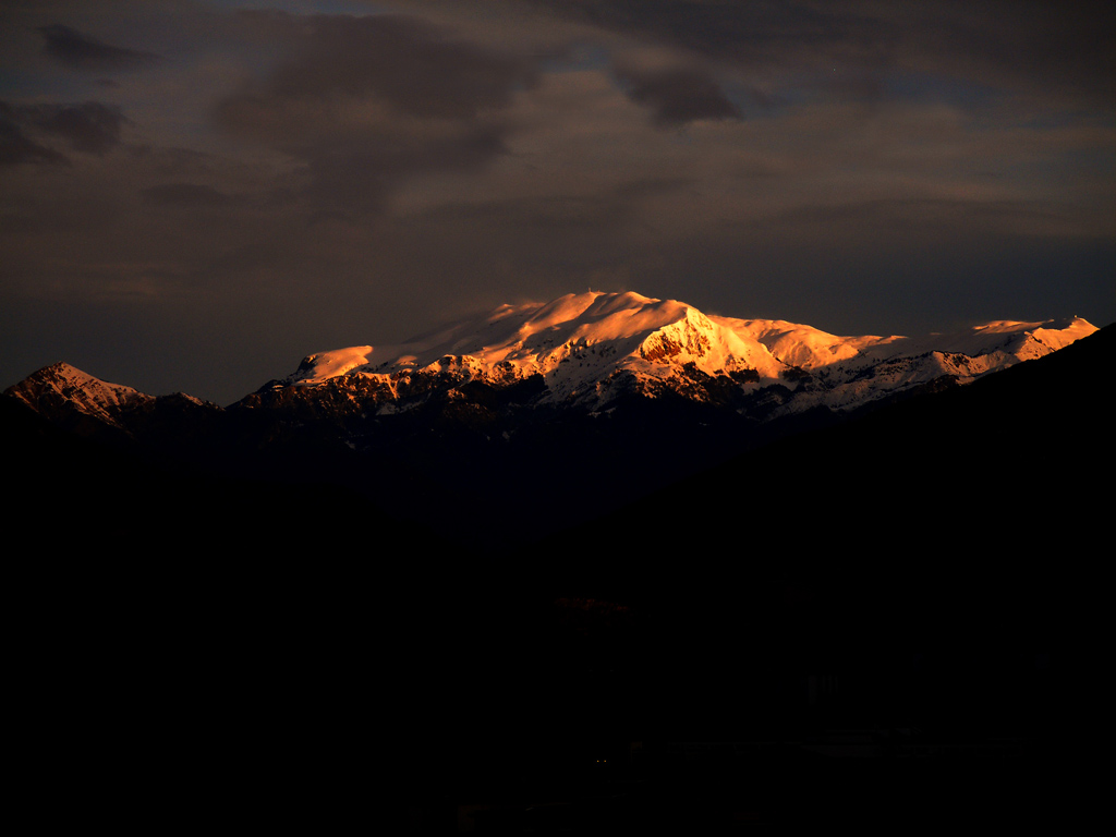 Monte Guglielmo innevato verso le 6 di mattinaRID.jpg