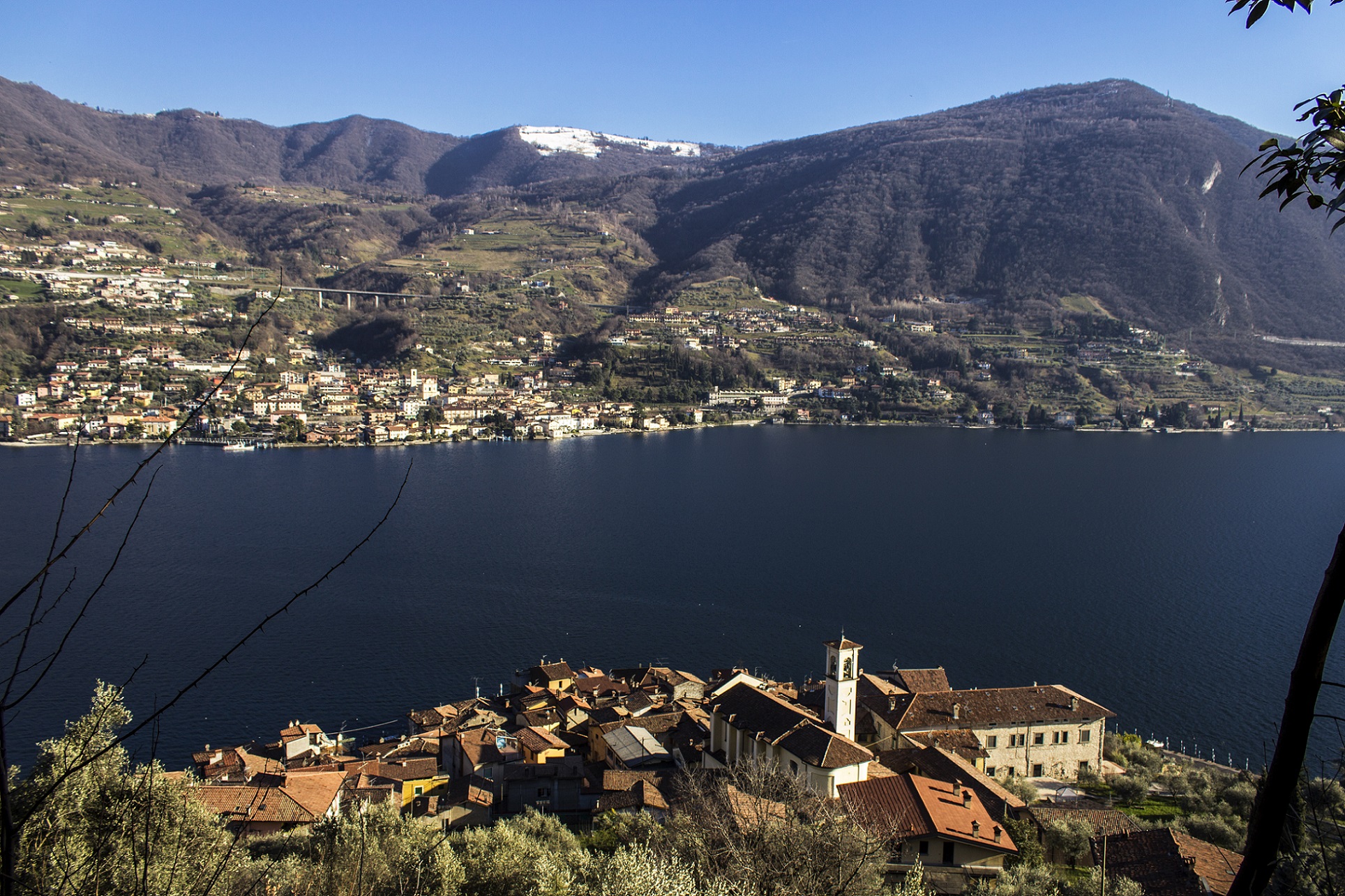 Peschiera e Sulzano sullo sfondo visti dal sentiero per Cure