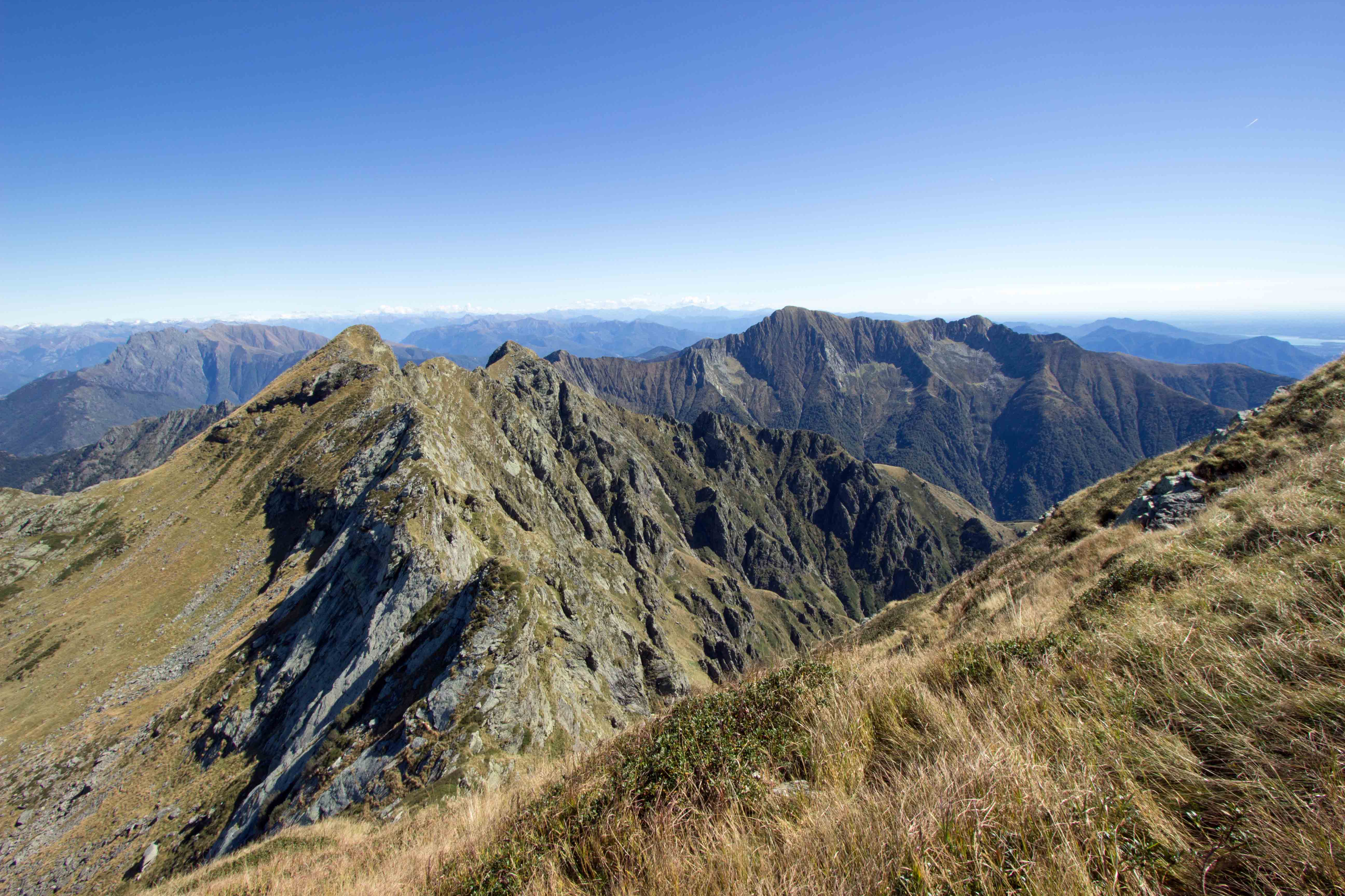 10 Panorama con Cima di Cortechiuso e M. Zeda.jpg