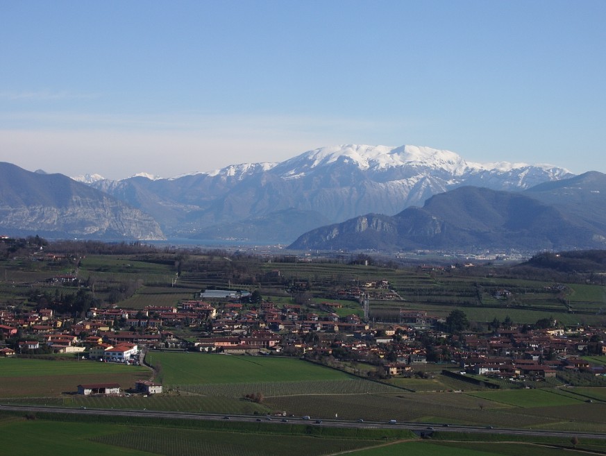 è lui o non è lui? :D  in primo piano villa di erbusco (il mio paese)